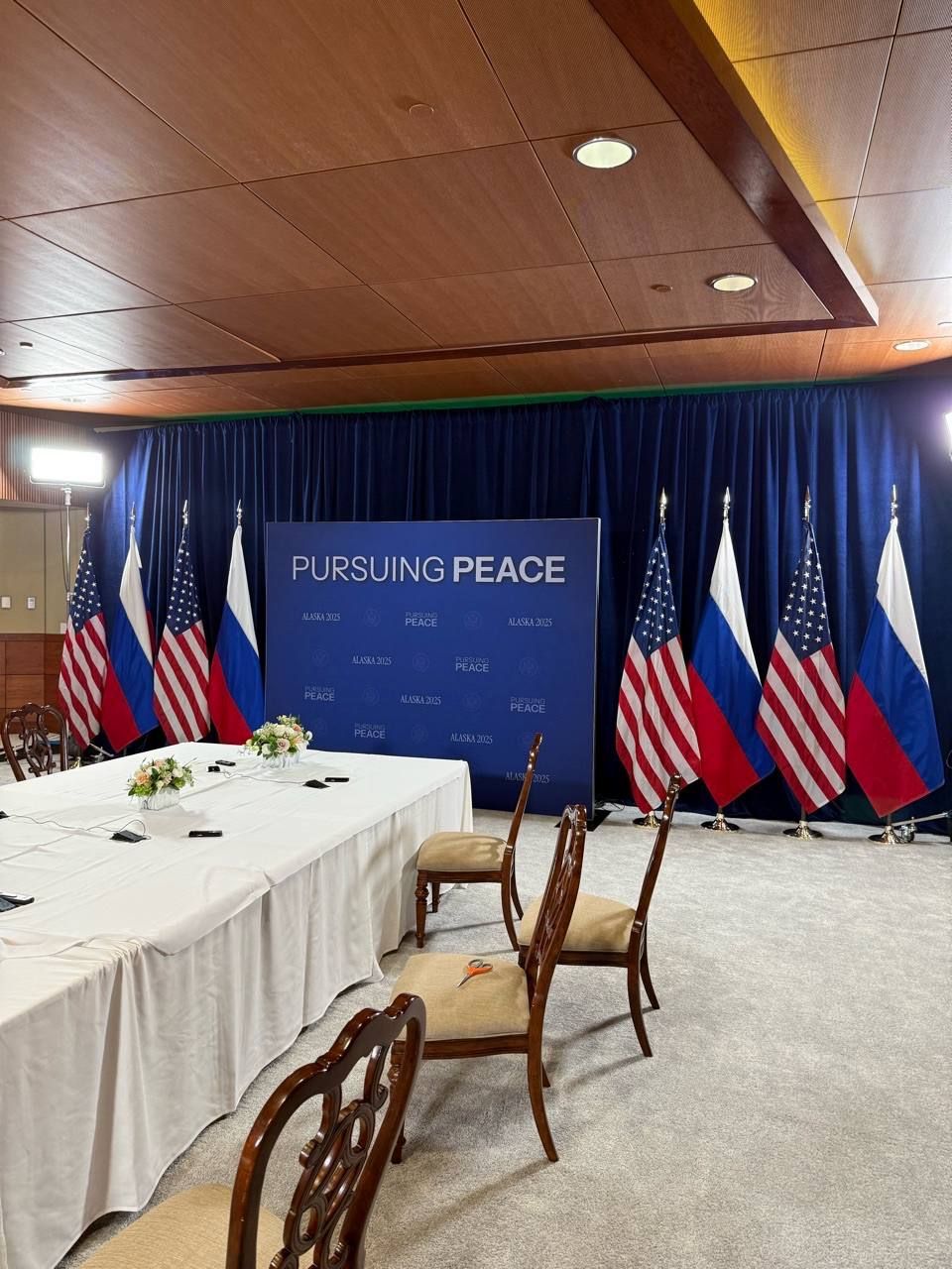 عکس : شعار آمریکا در دیدار پوتین و ترامپ