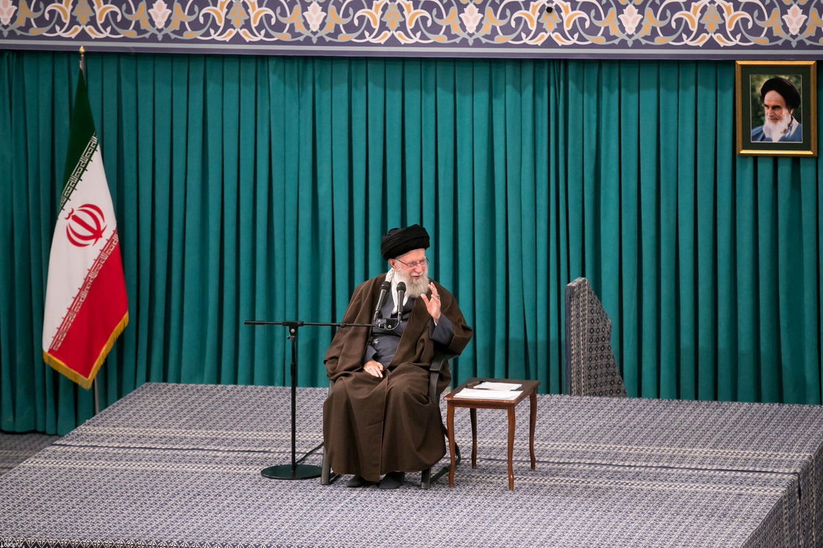  اهدای چفیه رهبر انقلاب به یکی از رای‌اولی‌ها در دیدار صبح امروز