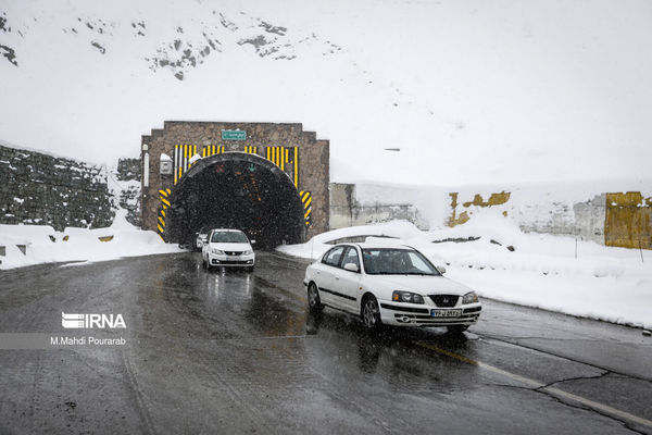  بارش سنگین برف در جاده هراز / محور چالوس و آزادراه تهران–شمال بازگشایی شد