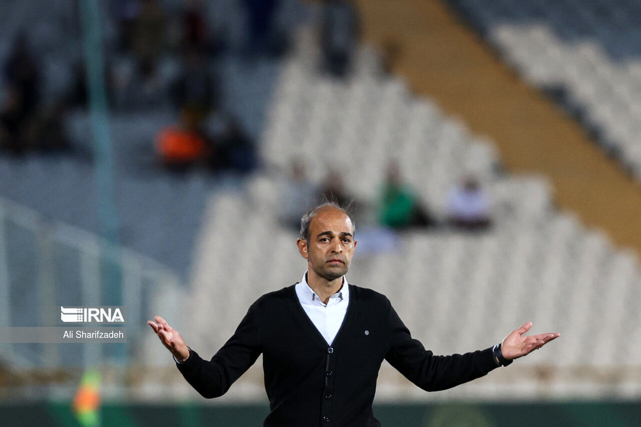 تصاویر: حرص خوردن های نوید کیا کنار زمین در بازی استقلال و مس رفسنجان