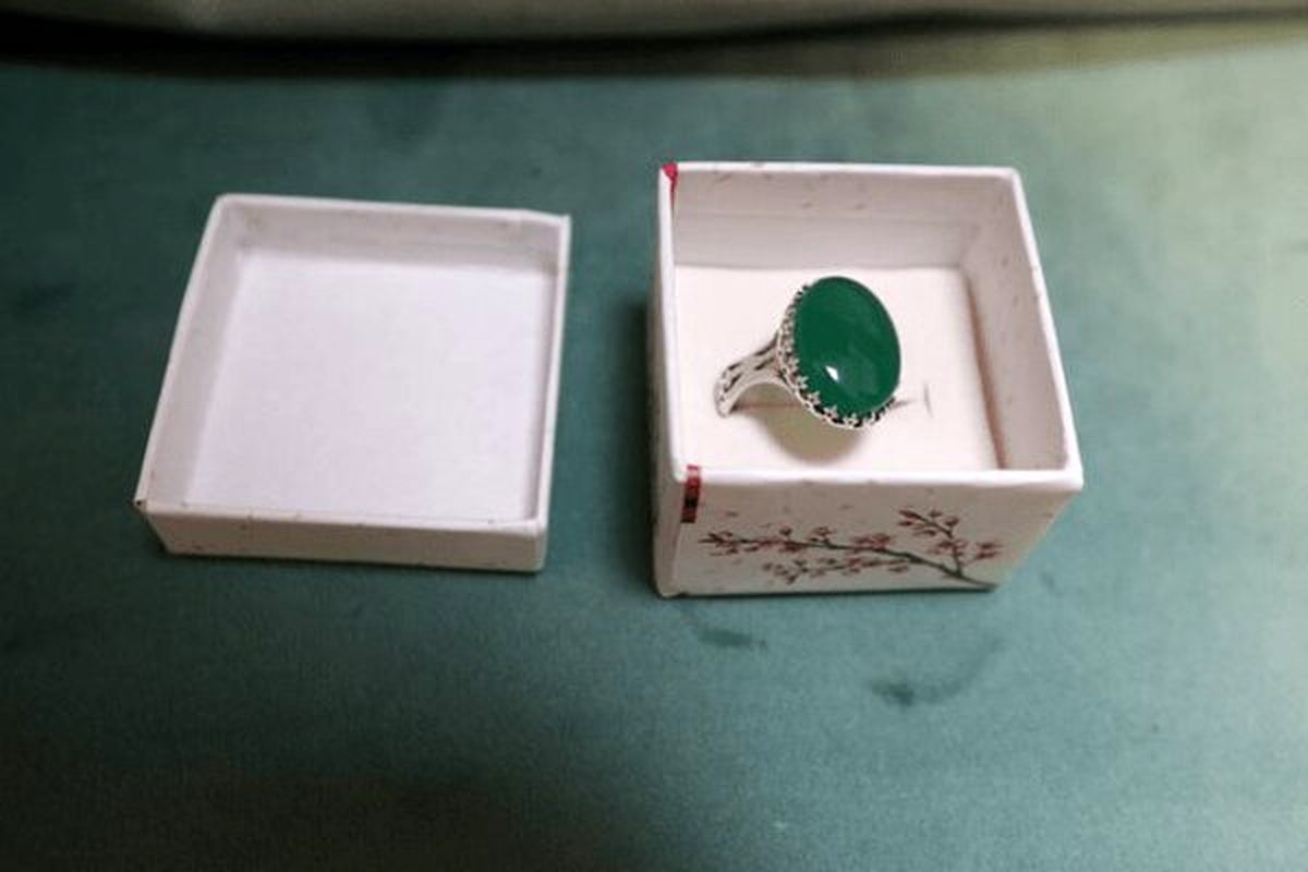 هدیه رهبر انقلاب به همسر شهیدی که انگشت و انگشتر شهیدش را ربودند +عکس