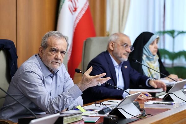 رئیس‌جمهور: هر مقرره‌ای که موجب فشار اقتصادی بر زندگی مردم شود، باید سریع اصلاح شود