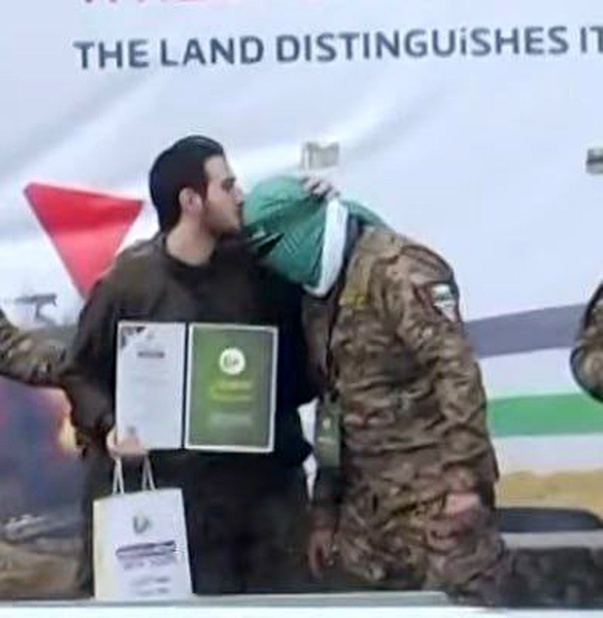 عکس پربازدید از مراسم آزادی اسرای اسرائیلی توسط حماس