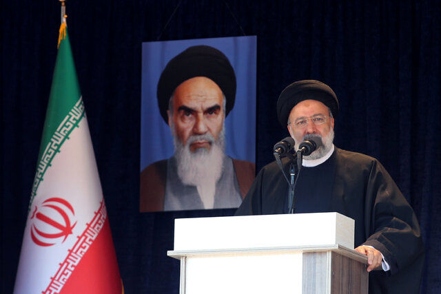 اعلام اسامی و اهدای جوایز به برگزیدگان کتاب سال