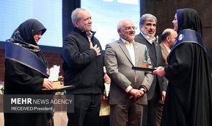تصاویر: حضور پزشکیان در همایش ملی تکریم خیرین مدرسه‌ساز