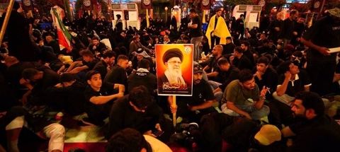 اقامه نماز بر پیکر امام شهید امت در حرم سیدالشهدا (ع) /آخرین وداع با پیکر رهبر شهید در حرم حضرت ابوالفضل (ع)