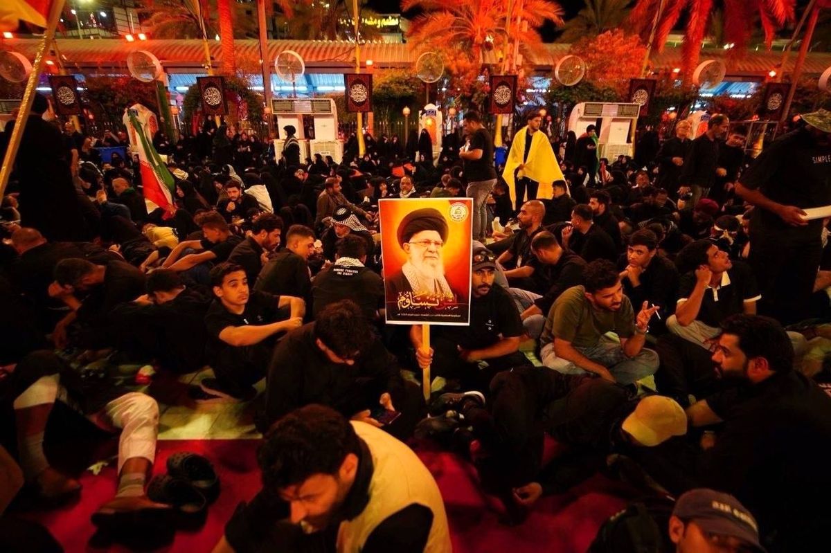 اقامه نماز بر پیکر امام شهید امت در حرم سیدالشهدا (ع) /آخرین وداع با پیکر رهبر شهید در حرم حضرت ابوالفضل (ع)