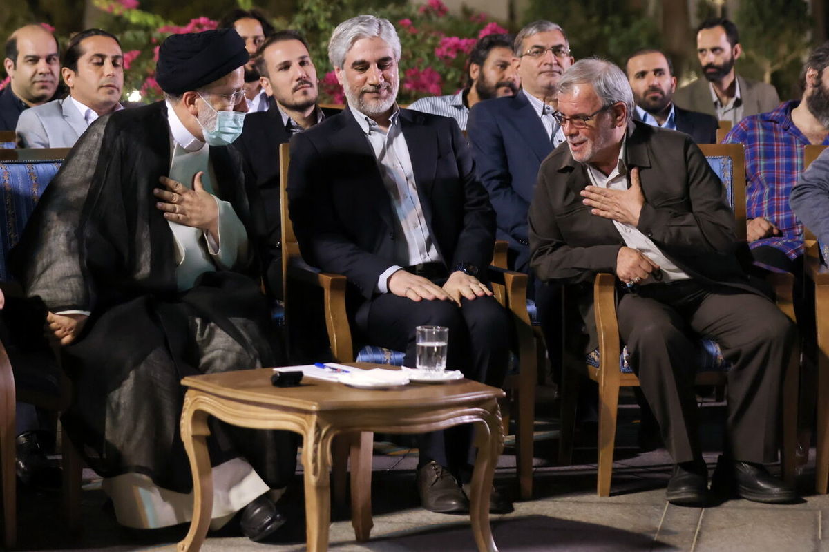 پخش مستند شب‌نشینی عیدانه‌ شعرا با رئیس‌جمهور از تلویزیون