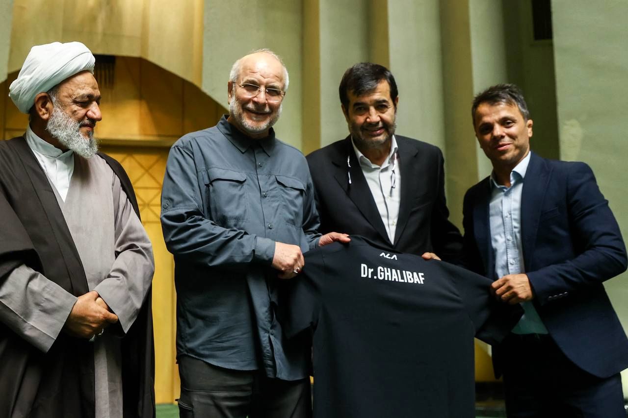 اهدای پیراهن تیم‌های ملی کشتی آزاد و فرنگی به قالیباف +عکس