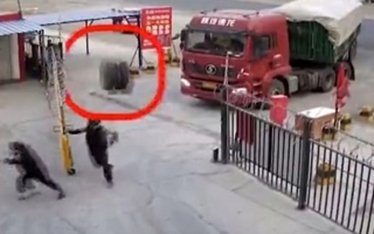 صحنهای وحشتناک از پرواز مرگبار تایر کامیون! +فیلم