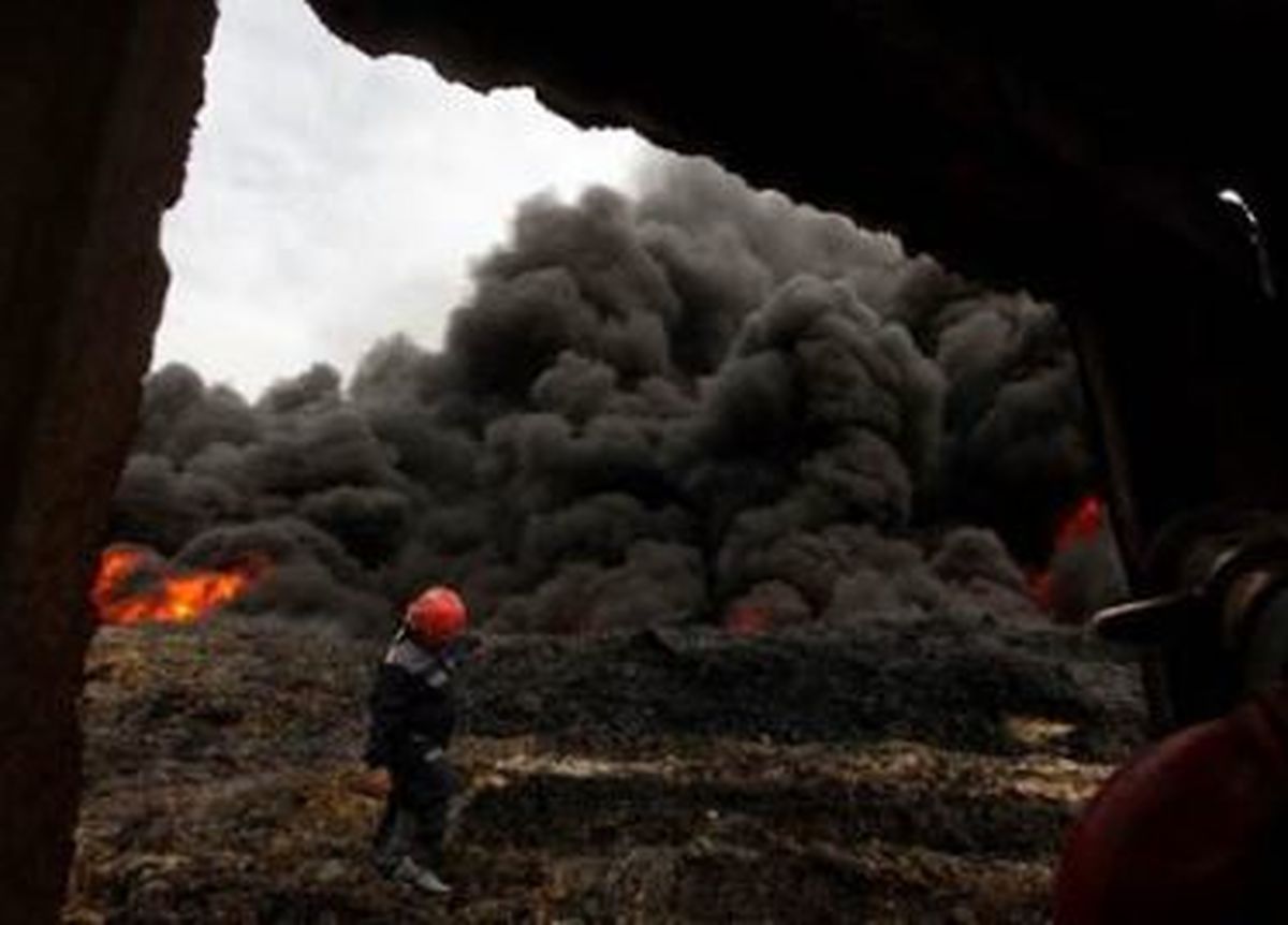 عکس: داعش چاه نفتی را به آتش کشید