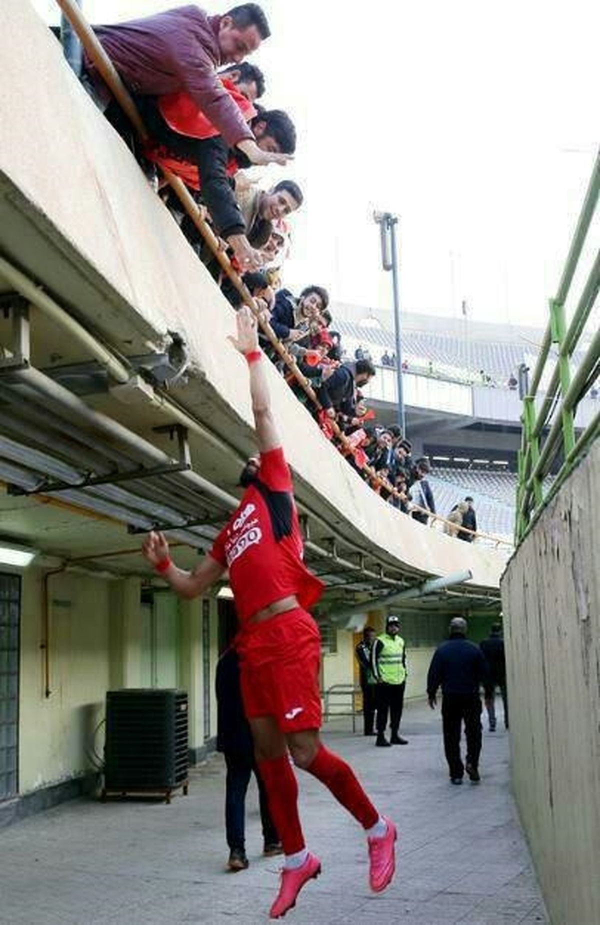 پرواز بلند رامین رضاییان به سمت هواداران! +عکس