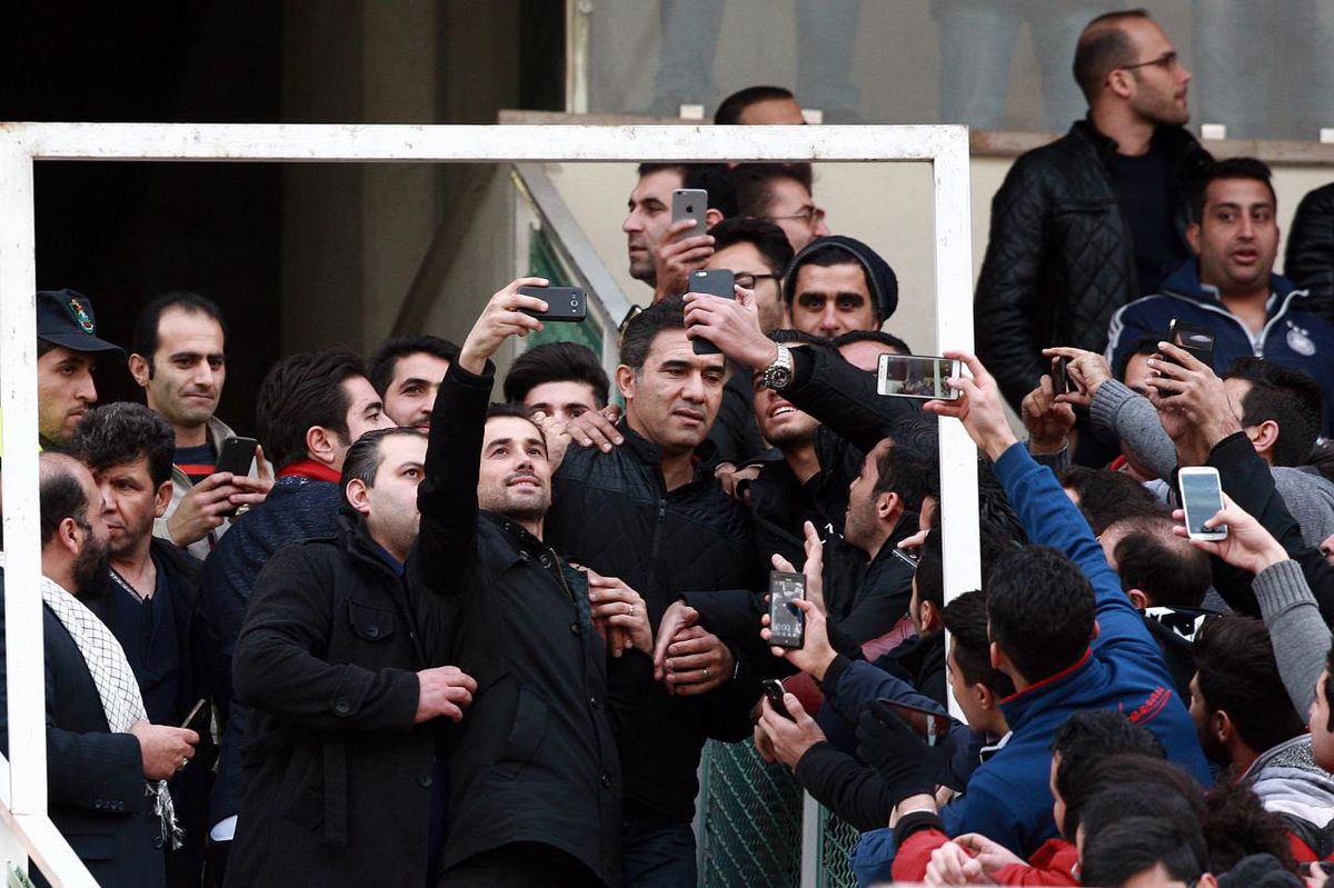 سلفی هواداران پرسپولیس با عقاب+عکس