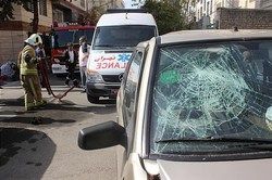 حبس شدن ۲ پیرمرد داخل پراید +تصاویر