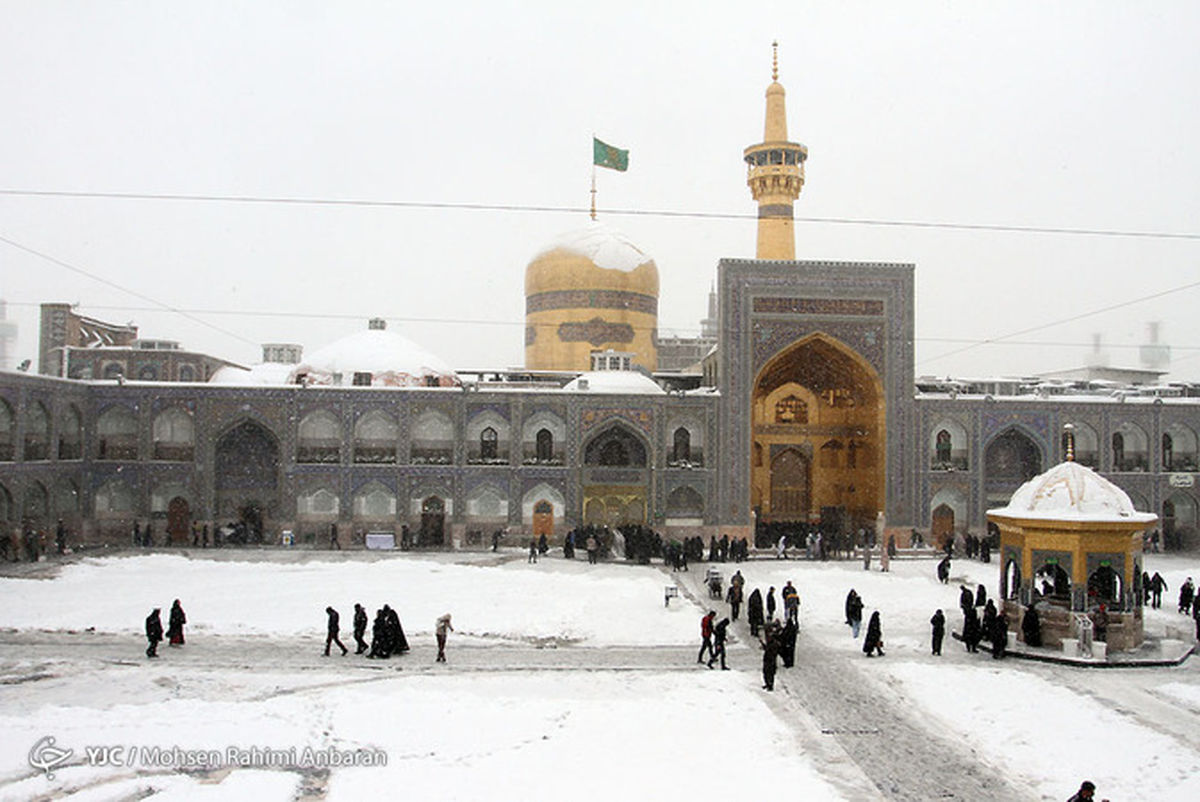 تصاویر: بارش زیبای برف در صحن حرم امام رضا(ع)