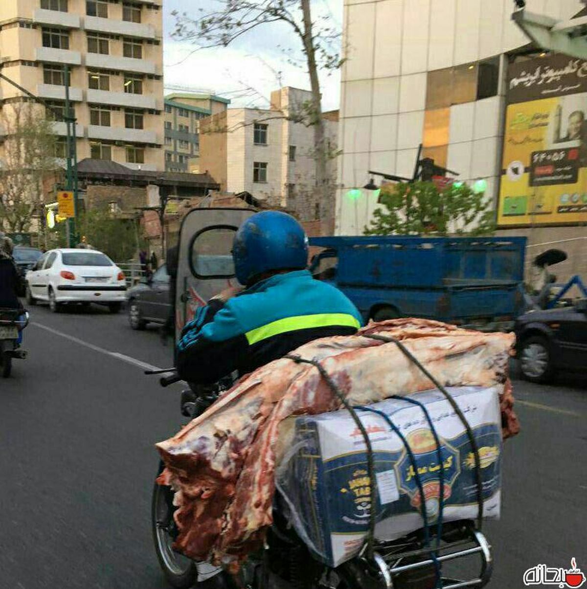 عکس: حمل و نقل گوشت تازه با موتورسیکلت!!!