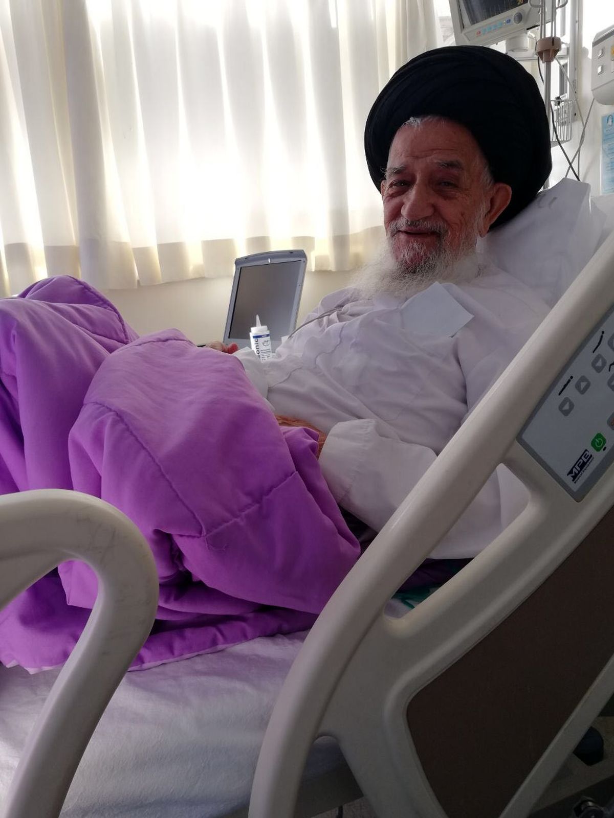 آیتالله علمالهدی در بیمارستان بستری شد/عکس