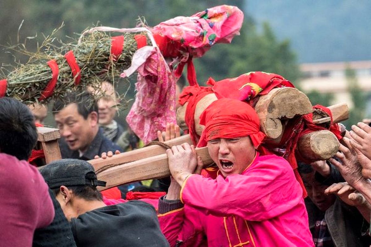 مراسم عجیب چینی‌ها برای فرار از سیل! +تصاویر