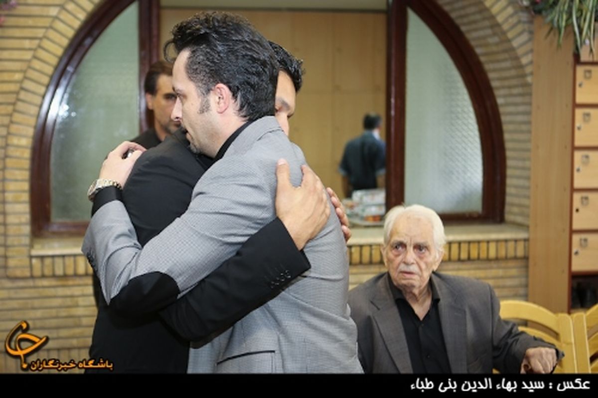 مجری معروف در ختم پدر "حامد بهداد"/عکس
