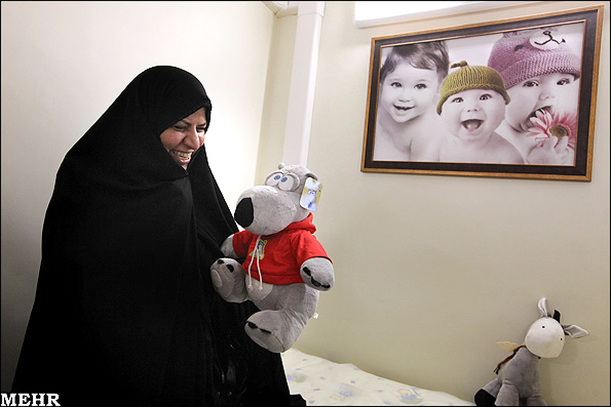عکس/ خانم وزیر با عروسک !