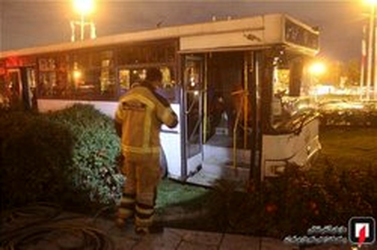 اتوبوس ترمز بریده سر از چمن‌های میدان آزادی در آورد! +عکس