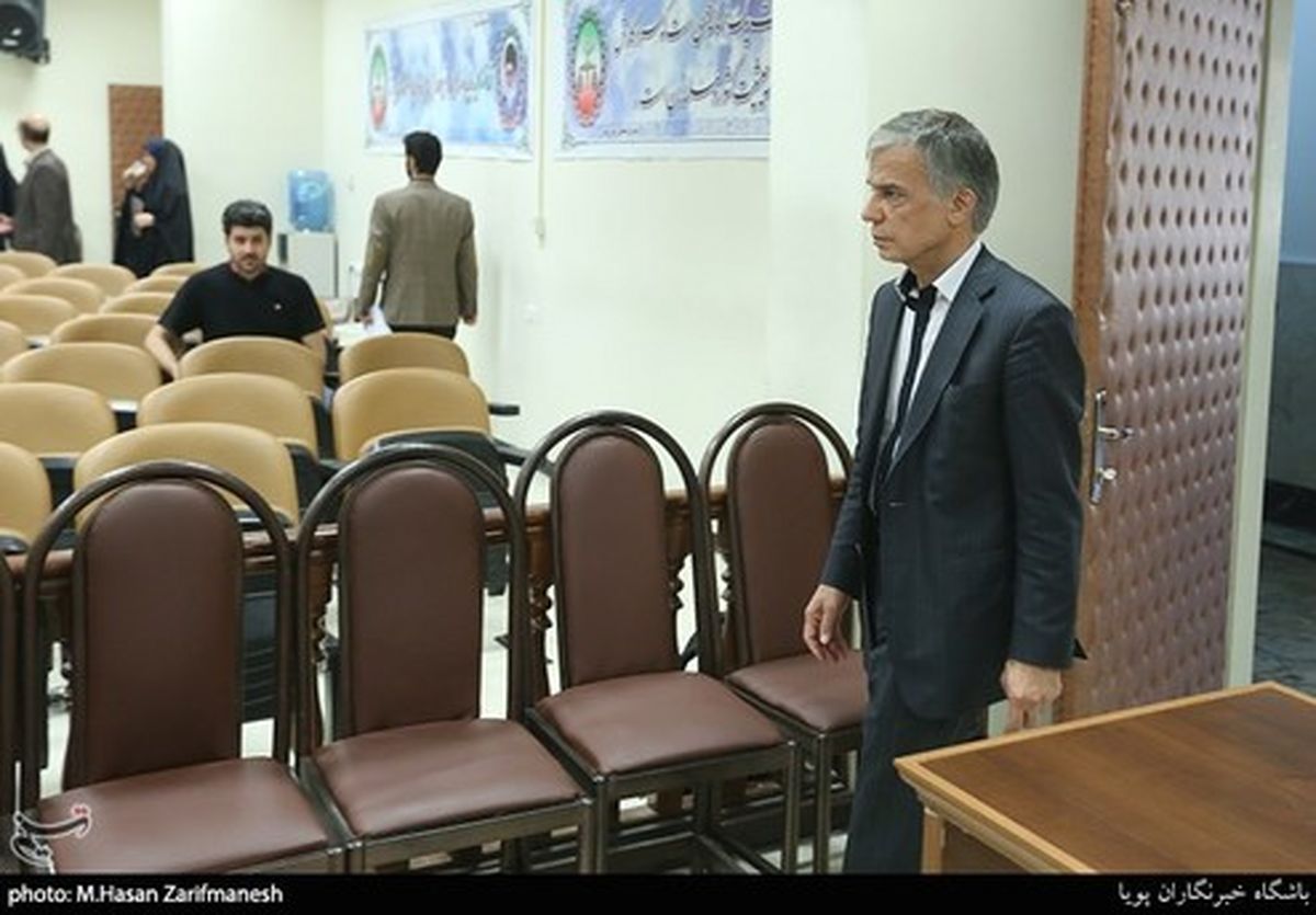 حضور «متهم اقتصادی»با ماشین لوکس میلیاردی در دادگاه +تصاویر