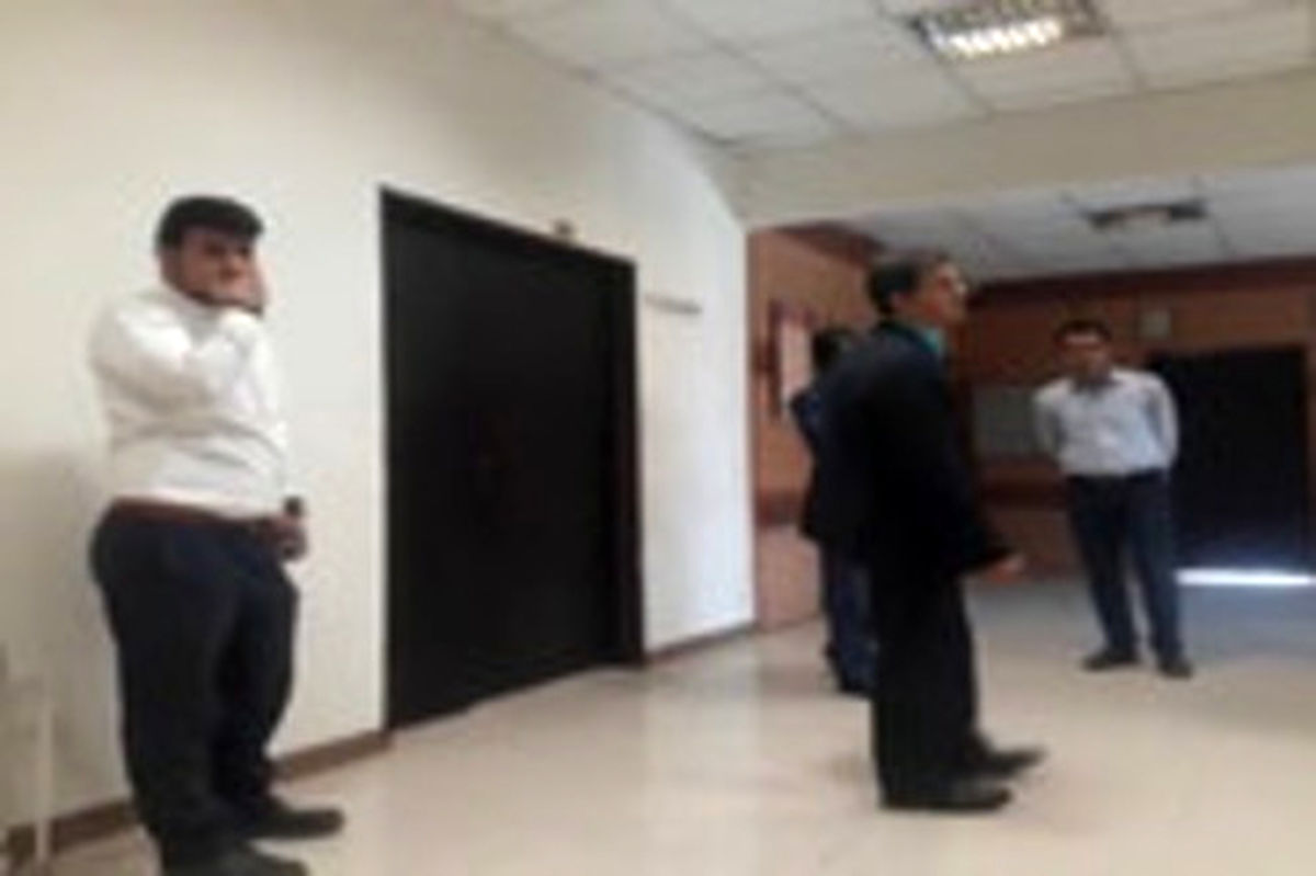 در شهرداری رباط‌کریم به روی شهردار قفل شد! +فیلم