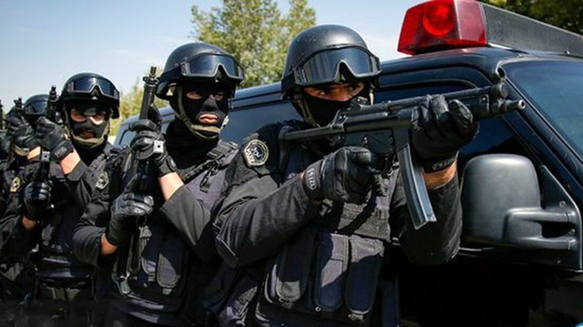 لحظه کشف جلیقههای انتحاری و مواد انفجاری/ خانه تیمی تروریستها در خاش لو رفت