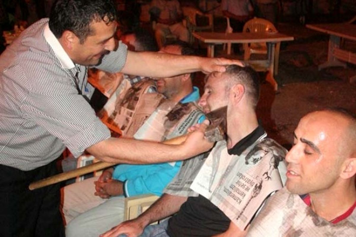 اصلاح صورت داماد با تبر!/تصاوير