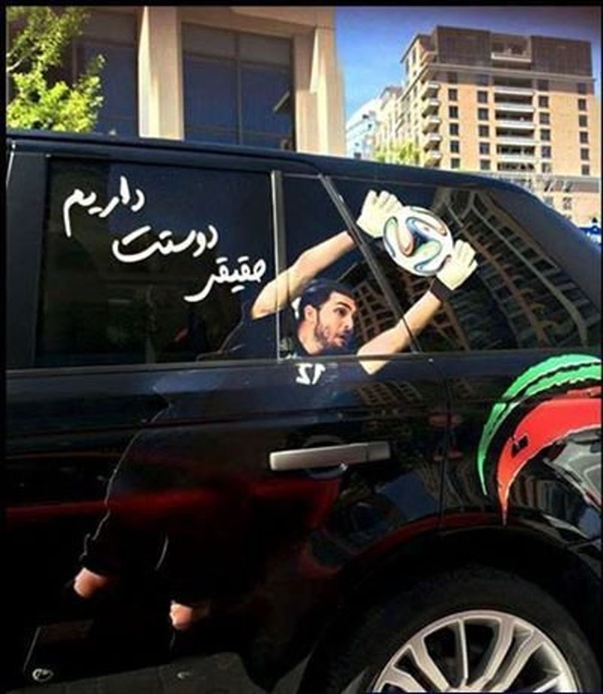 علیرضا حقیقی روی ماشین/ عکس