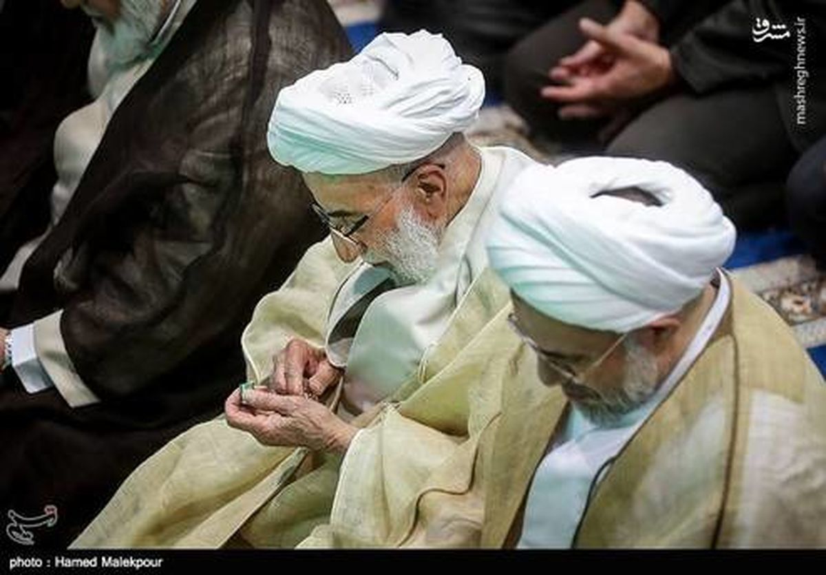 عطر زدن آیت الله جنتی قبل از نماز جمعه +عکس