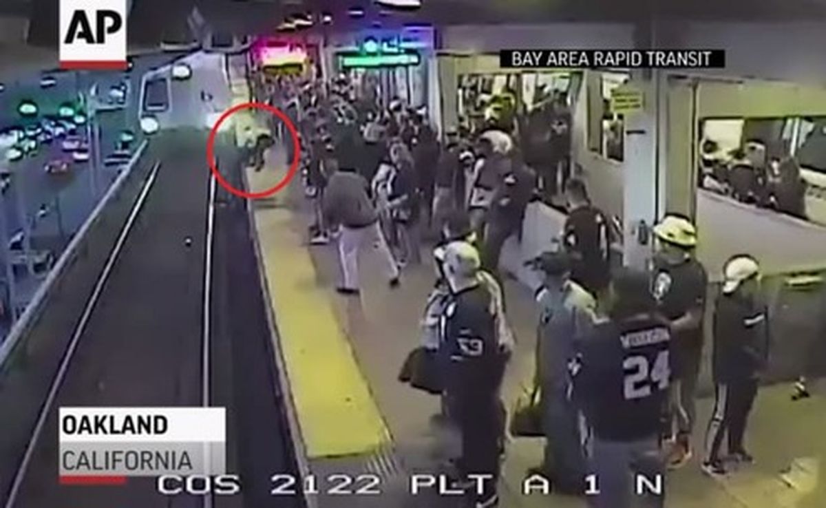 فیلم: نجات باورنکردنی مسافر چند ثانیه قبل از رسیدن قطار!