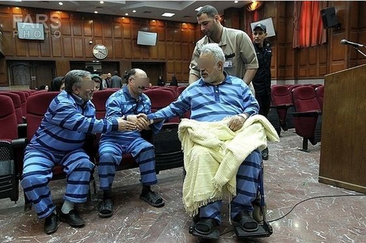 متهم ویلچری در دادگاه اختلاس بیمه/عکس