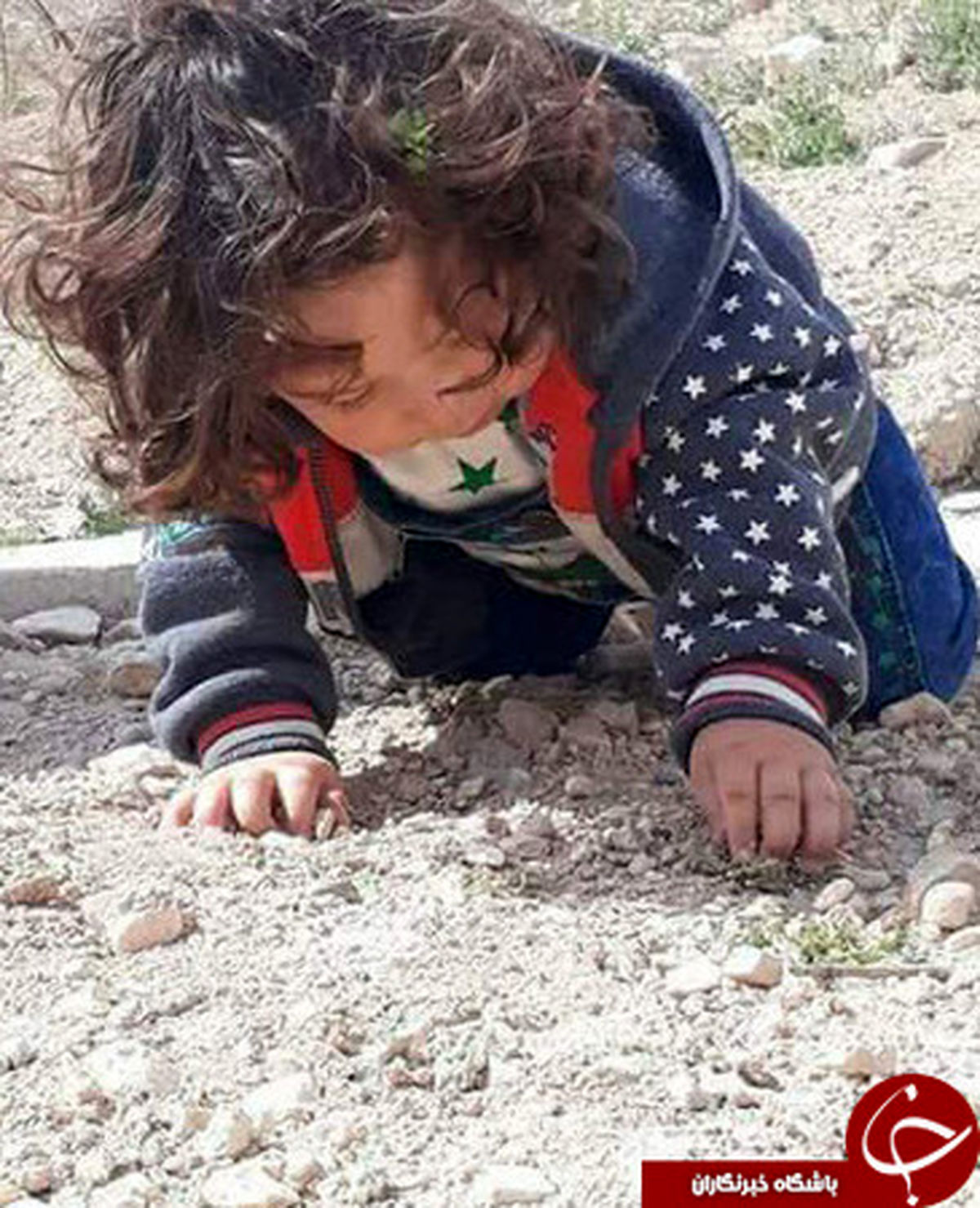 گریه سوزناک دختربچه سوری بر سر مزار پدرش +عکس