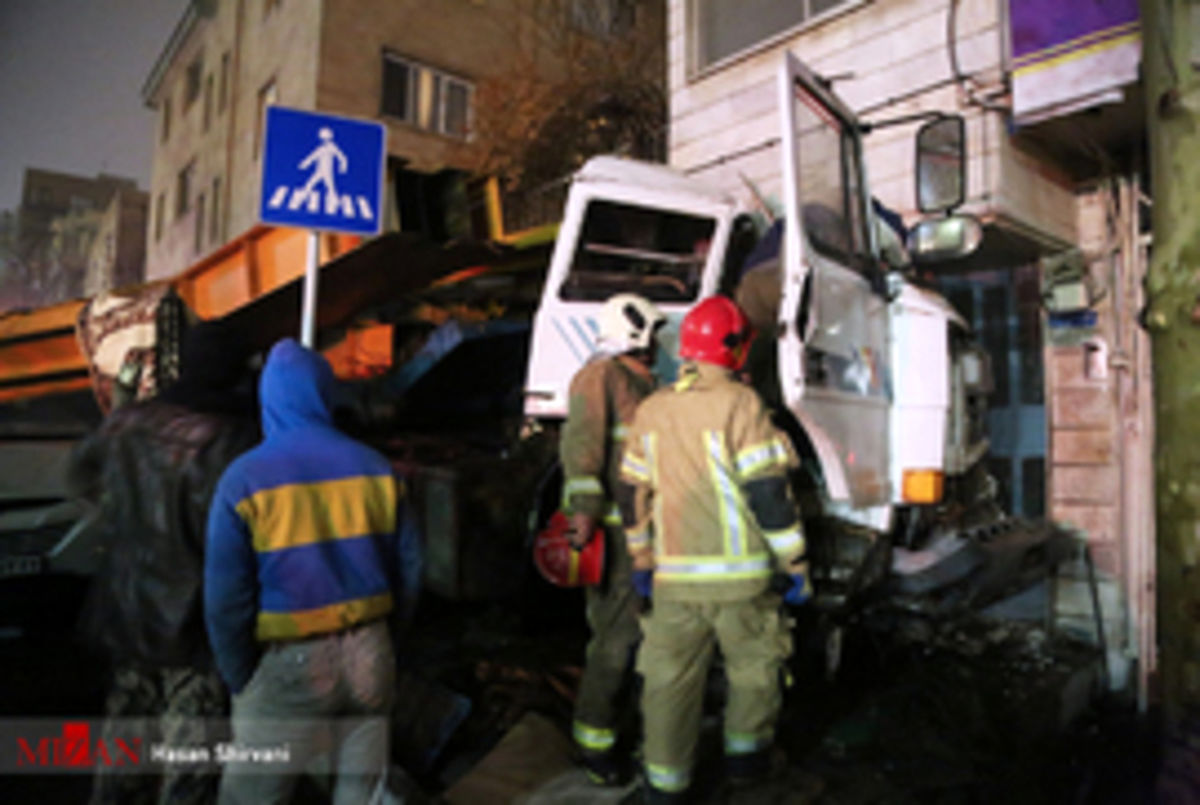 ورود تریلی با بار آهن به یک خانه در شمال تهران +تصاویر