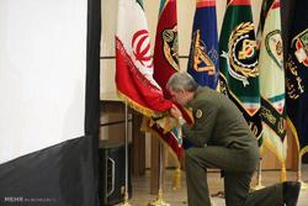 بوسه وزیر دفاع به پرچم مقدس ایران +عکس