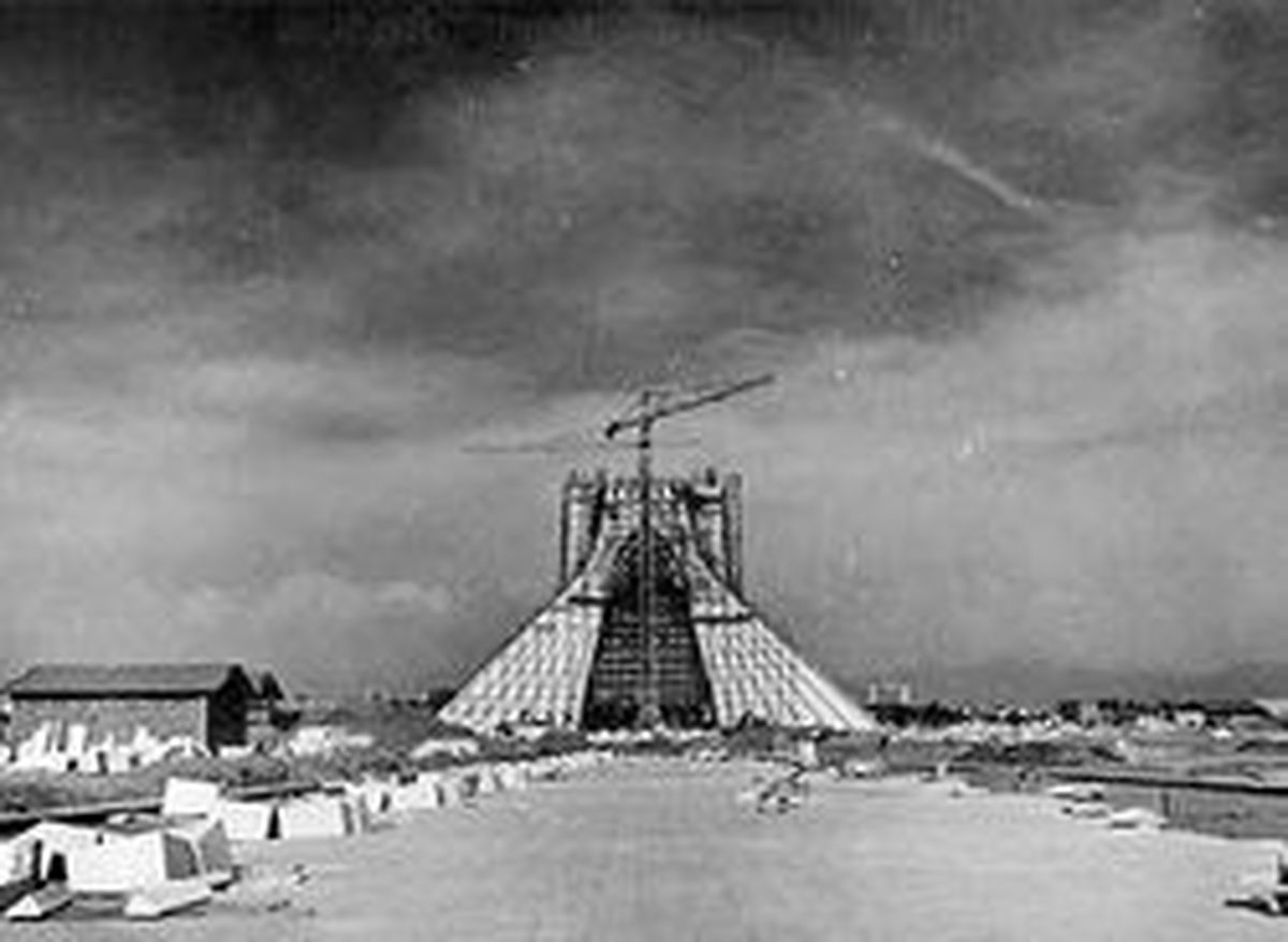 فیلم قدیمی از ساخت برج آزادی