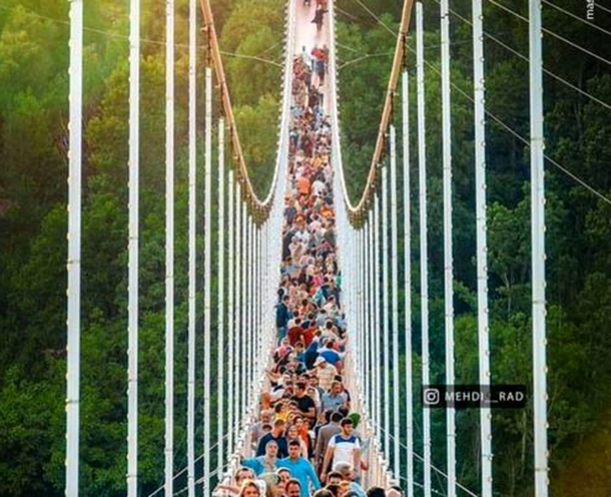 ازدحام جمعیت روی پل معلق مشگین‌شهر! +عکس