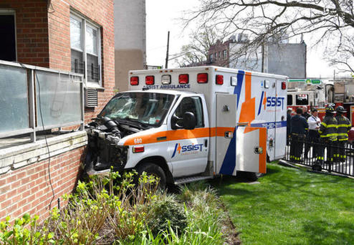 عکس: تصادف خودرو اورژانس حامل بیمار کرونا