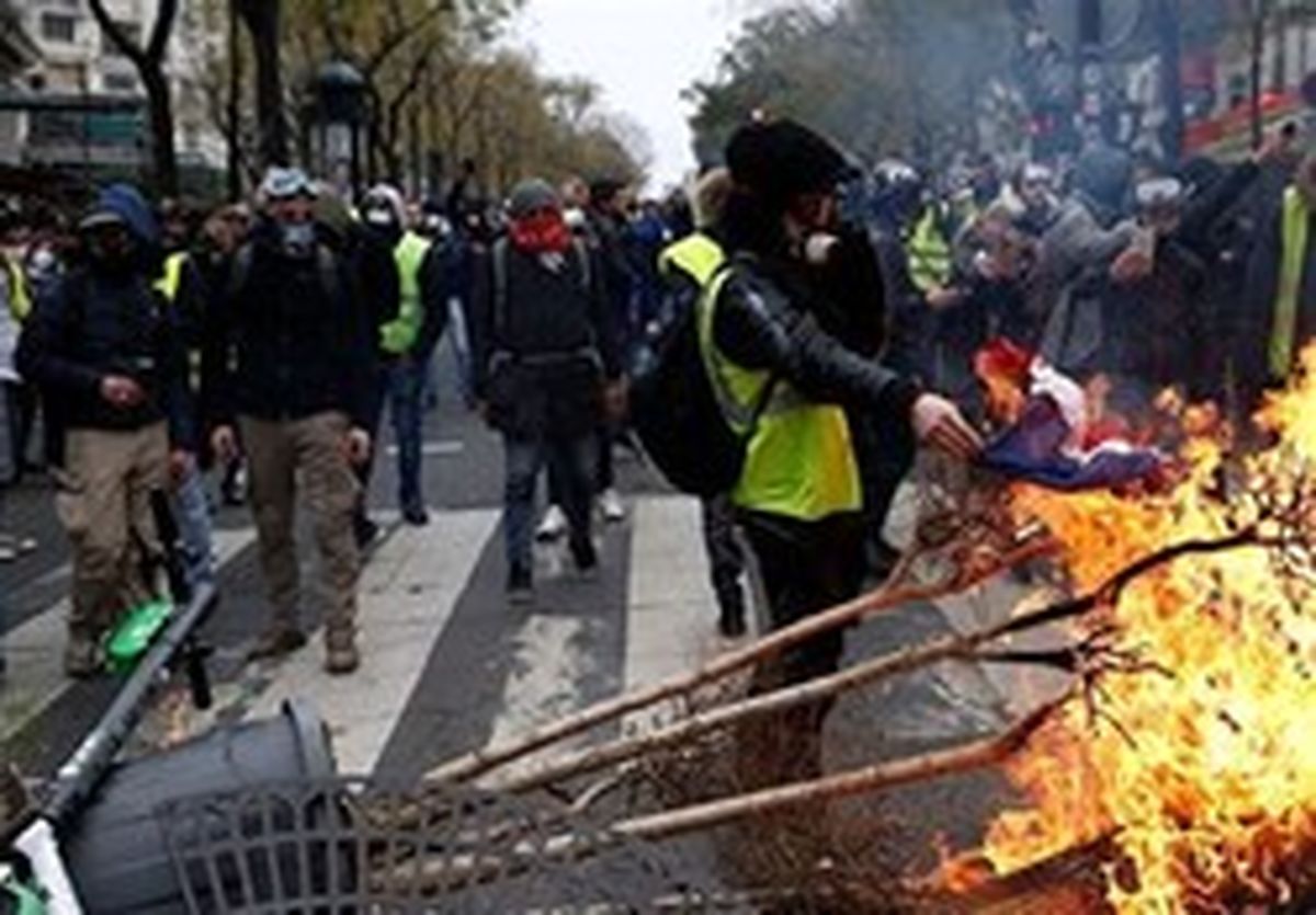 پلیس فرانسه به سوی مجلیقهزردها گاز اشک آور شلیک کرد