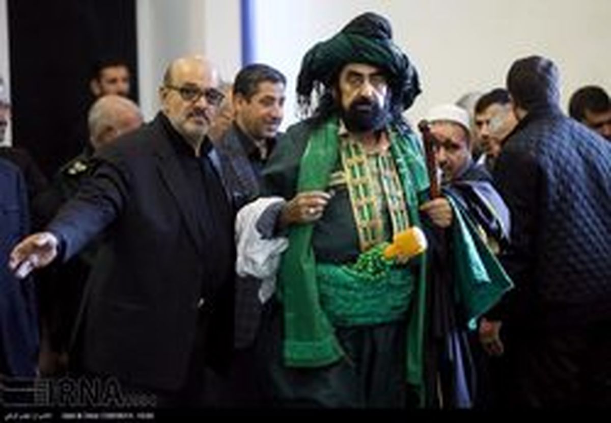 مردی با پوشش خاص در مراسم ختم پدرسردارسلیمانی +عکس