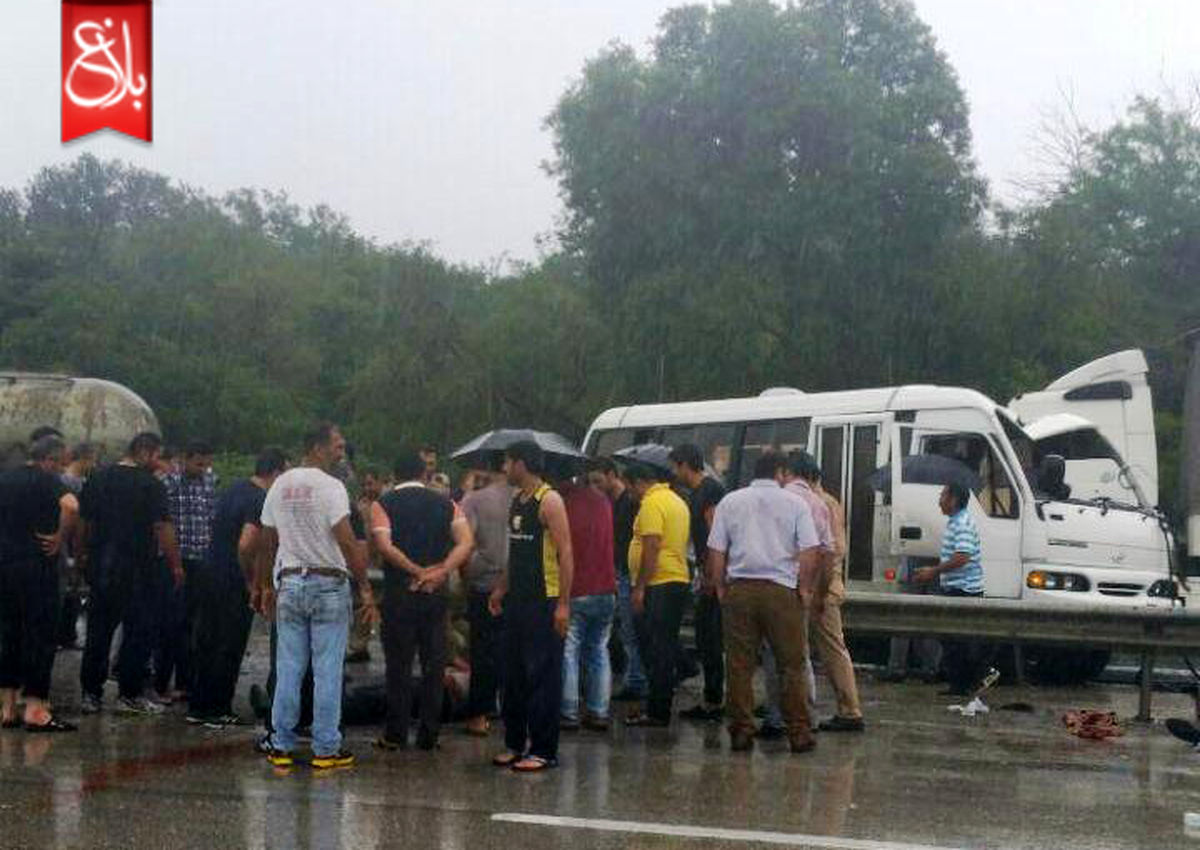 واژگونی مینی‌بوس کارکنان و سربازان ارتش در نوشهر +تصاویر