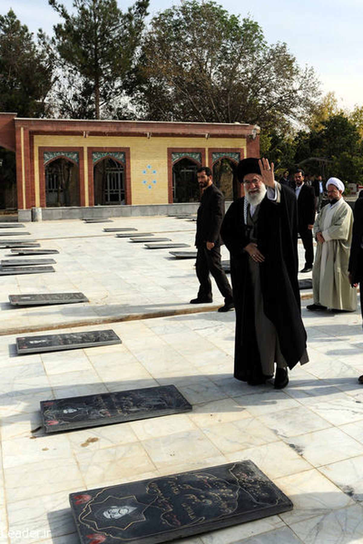 حضور رهبری در گلزار شهدای‌شیروان/عکس