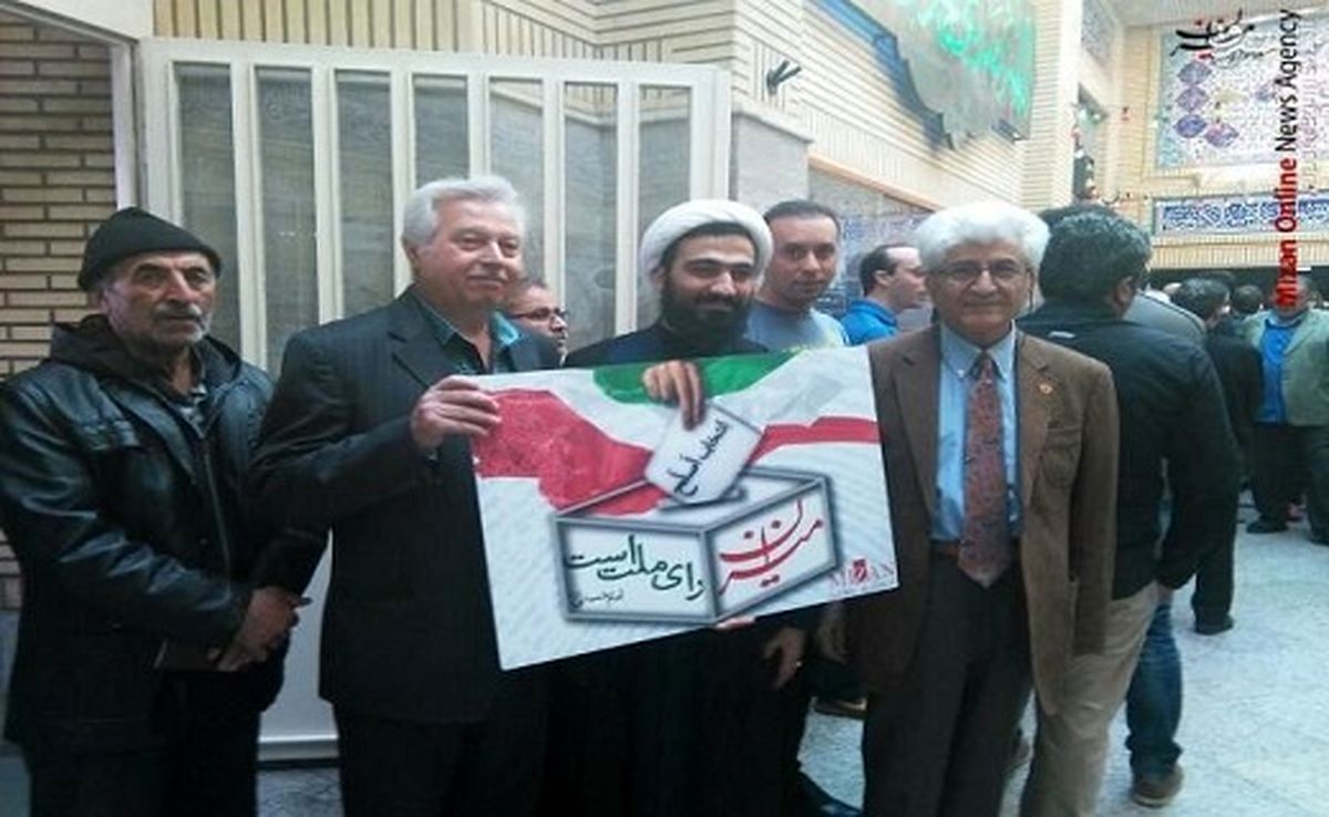 طلبه و کرواتی در کنار هم پای صندوق رأی +عکس