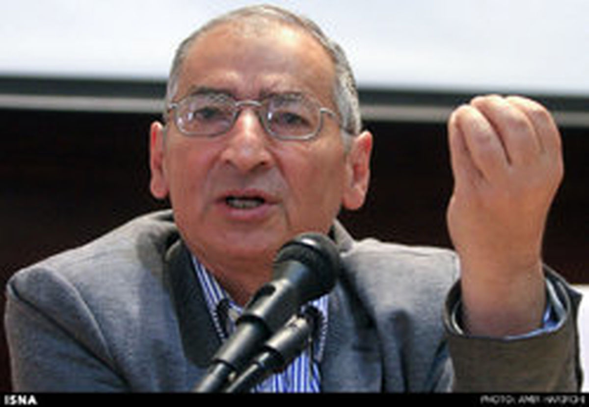 روحانی چشمش را بر مشکلات مردم بسته است!