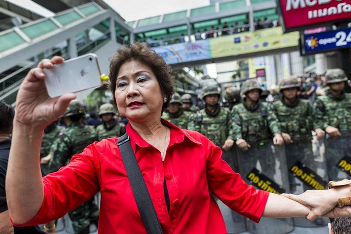 سلفی با پلیس ضدشورش/عکس