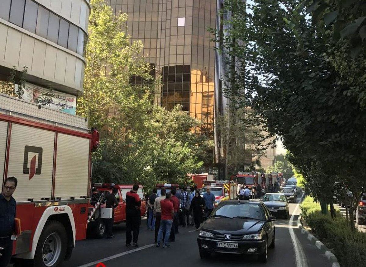 آتش سوزی برج تجاری-مسکونی در بلوار آفریقا +عکس