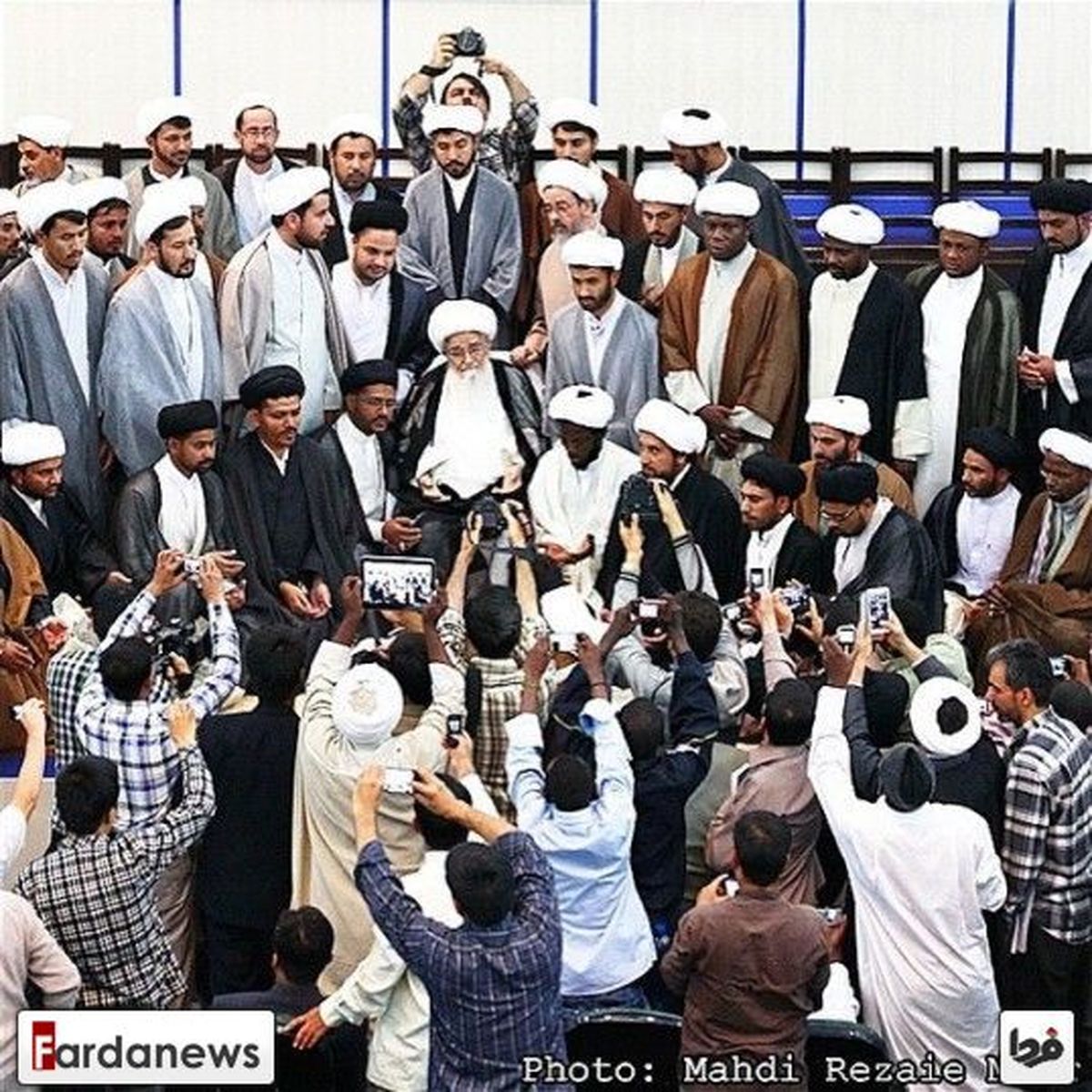 عکس/ طلاب و روحانیون در حال شکار لحظه با گوشی و تبلت