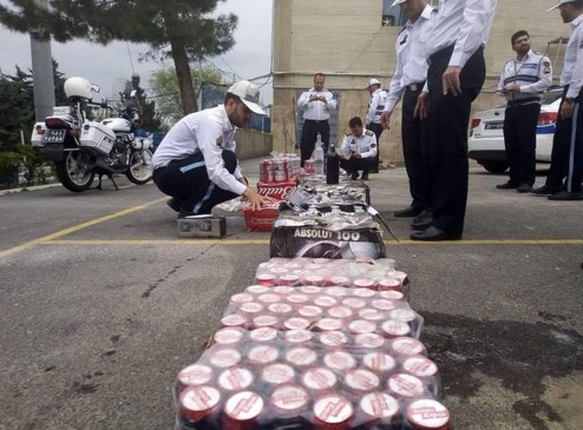 کشف محموله مشروبات الکلی در خودرو پژو ۴۰۵ + تصاویر