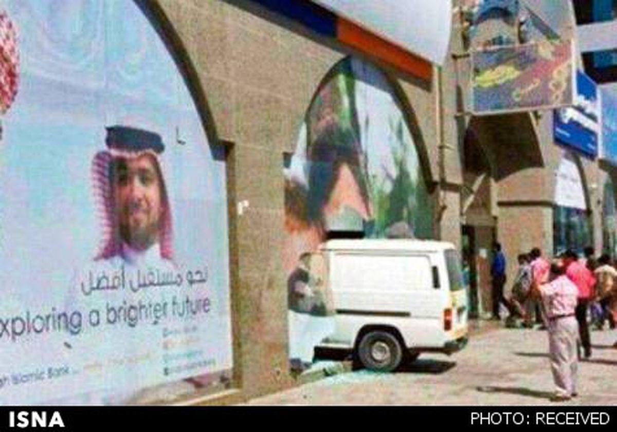 برخورد مینی‌بوس با بانک!/عکس